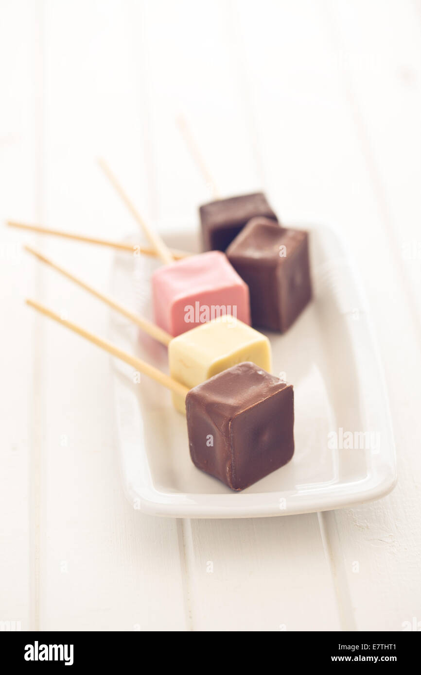 Schoko Lutscher auf weißen Tisch Stockfoto