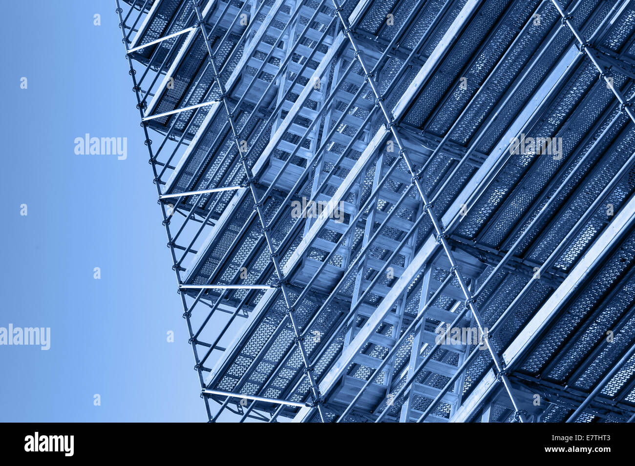 Moderne Metallgerüste, blau getönten Foto Stockfoto