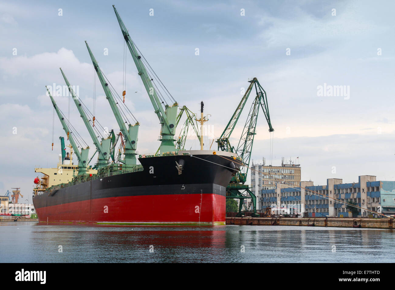 Großes Handelsschiff mit Kränen wird im Hafen von Varna geladen. Stockfoto
