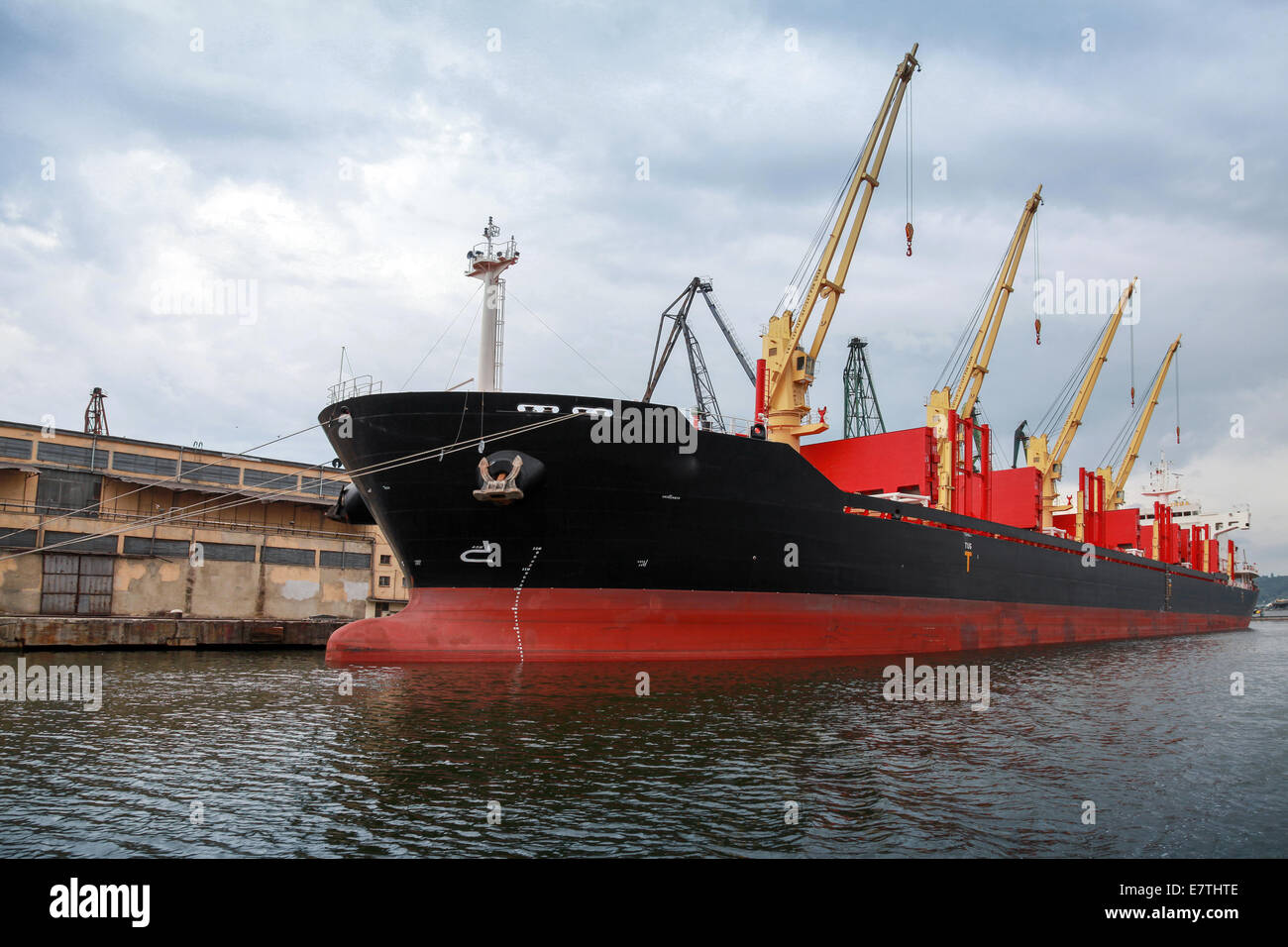 Großes Handelsschiff mit Kränen wird in Varna Port geladen. Stockfoto