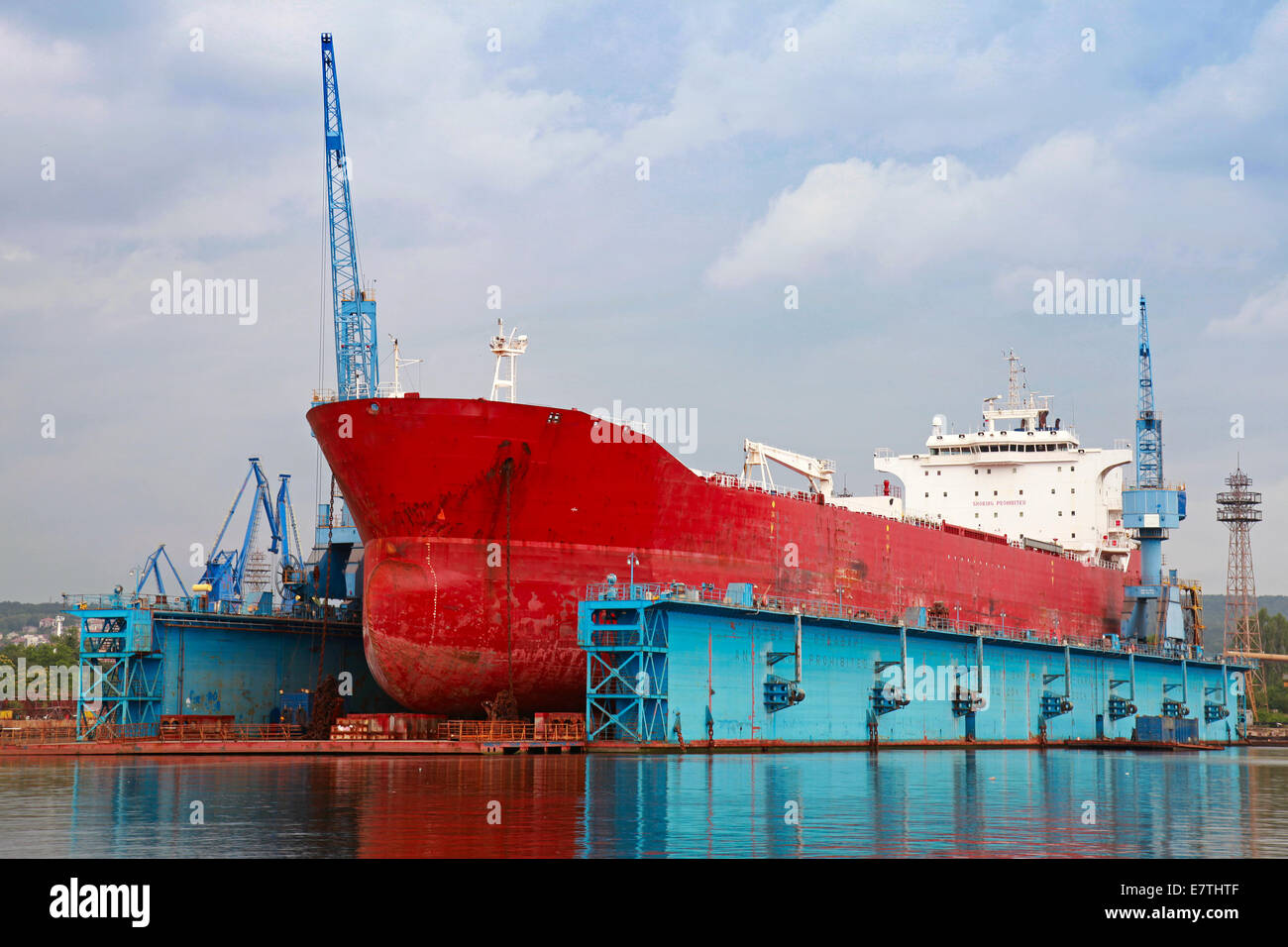 Große rote Tanker unter Reparatur in blauen Schwimmdock, Varna Stockfoto