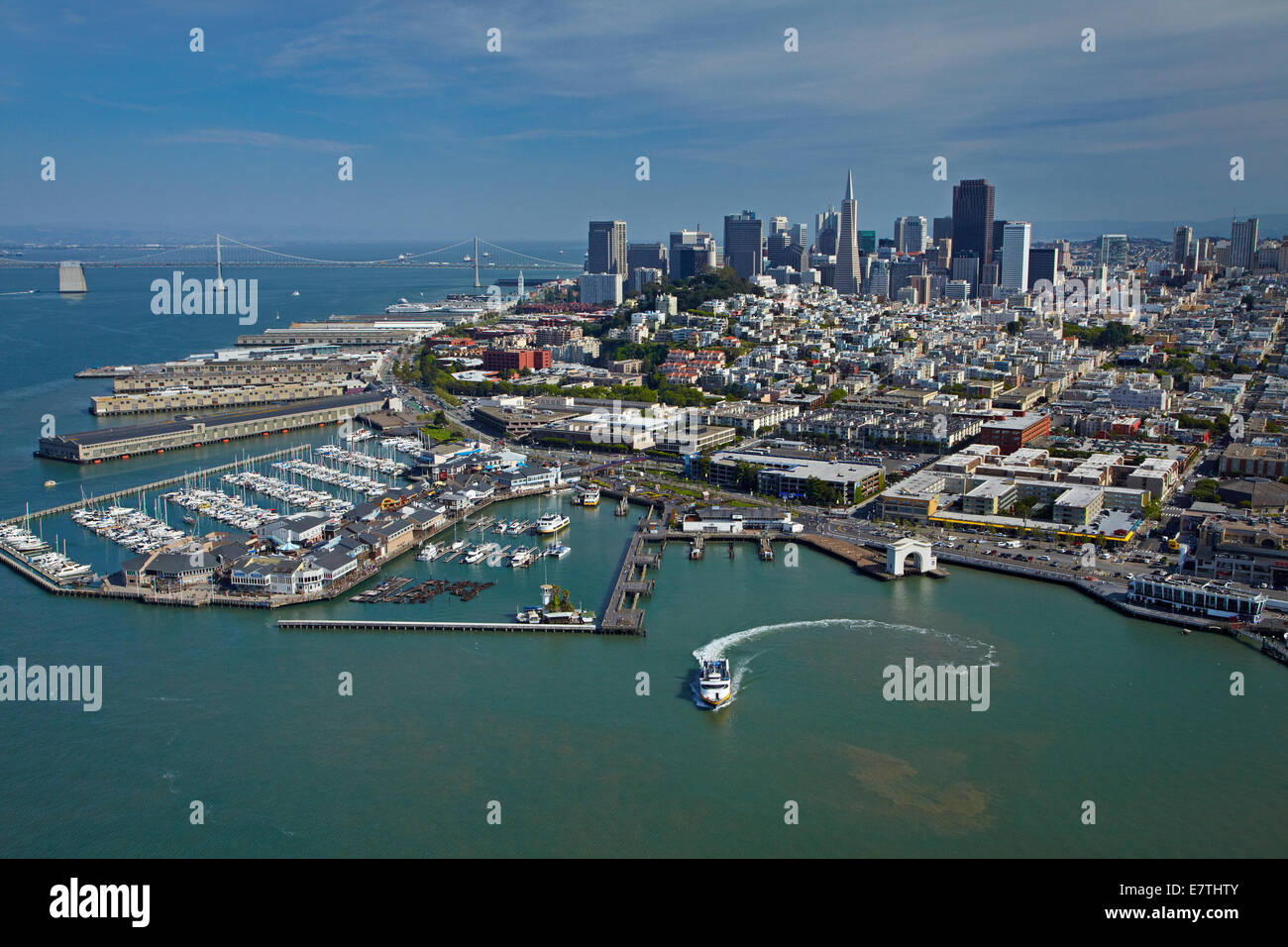 Fähre, Fährhafen von Pier 41, Pier 39 und Marinas und Innenstadt von San Francisco, Kalifornien, USA - Antenne Stockfoto