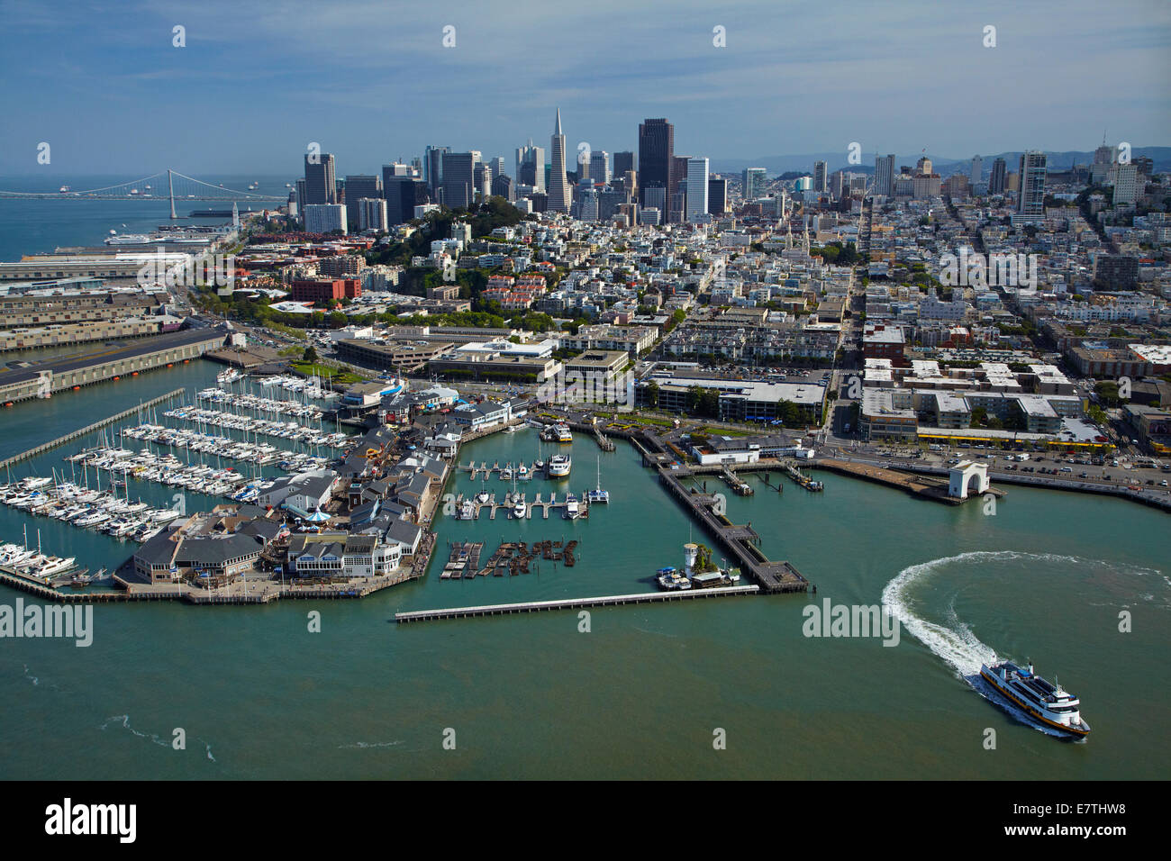 Fähre, Fährhafen von Pier 41, Pier 39 und Marinas und Innenstadt von San Francisco, Kalifornien, USA - Antenne Stockfoto