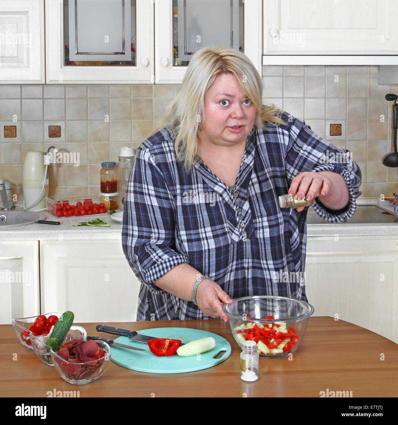 Dicke Frau In Der Kuche Macht Salat Stockfotografie Alamy