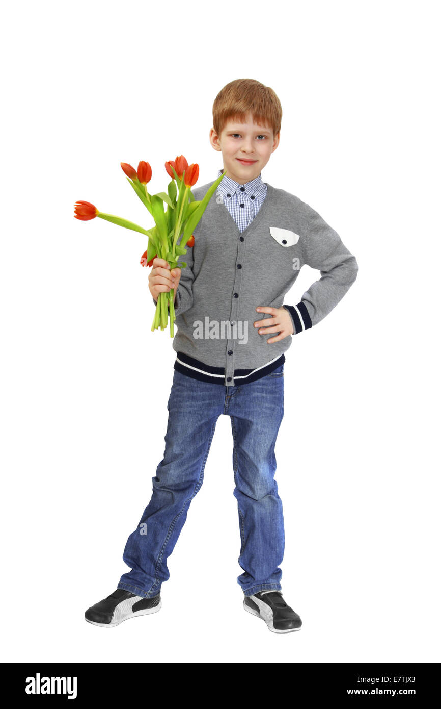 Junge steht mit Blumenstrauß in der hand. Isoliert auf weißem Hintergrund Stockfoto