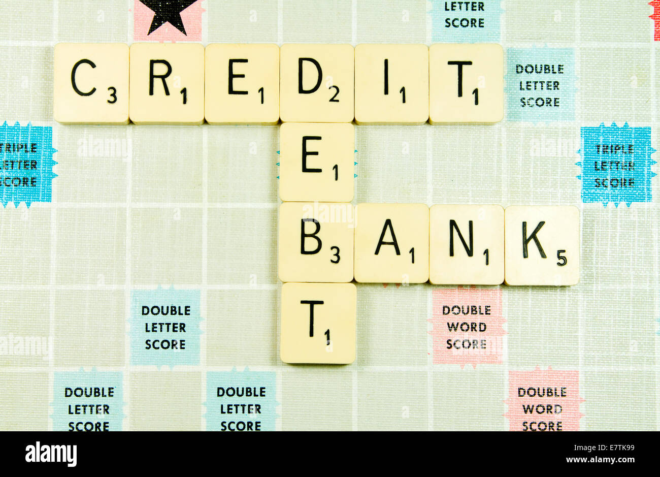 Kredit, Bank, Schulden auf Scrabble-Brett Stockfoto