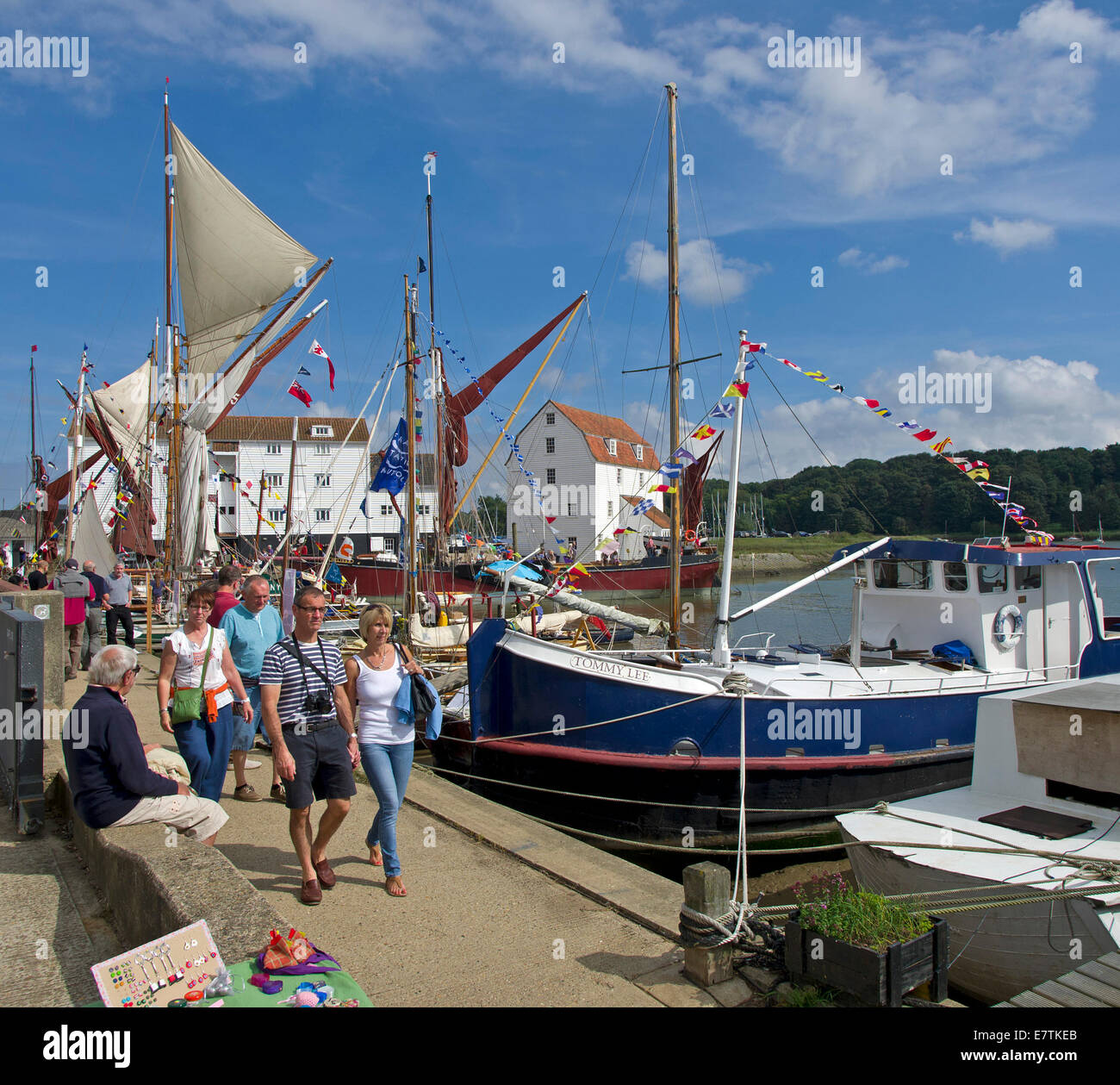 Besucher des Festivals Woodbridge Waterfront in Richtung der Gezeiten-Mühle Stockfoto
