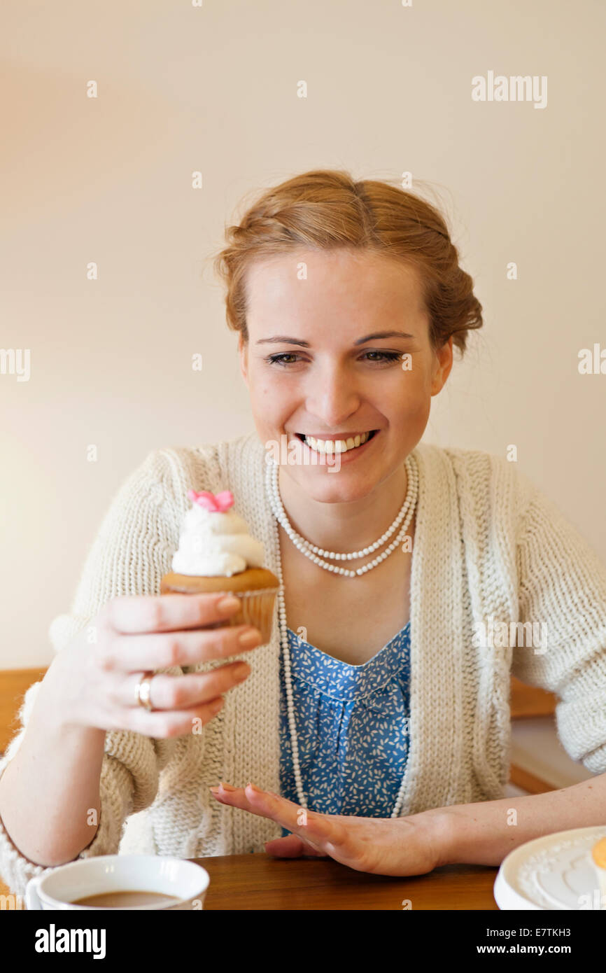Retro-Frau mit einem cupcake Stockfoto