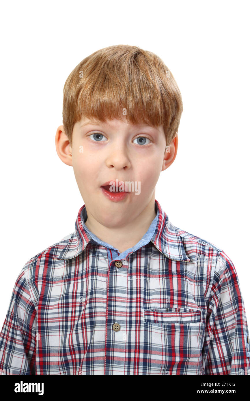 Junge mit goofy Gesichtsausdruck isoliert auf weißem Hintergrund Stockfoto
