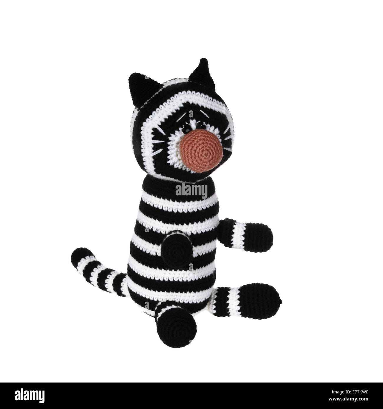 Schwarz-weiß gestrickte Spielzeug Tabby Katze isoliert auf weißem Hintergrund Stockfoto