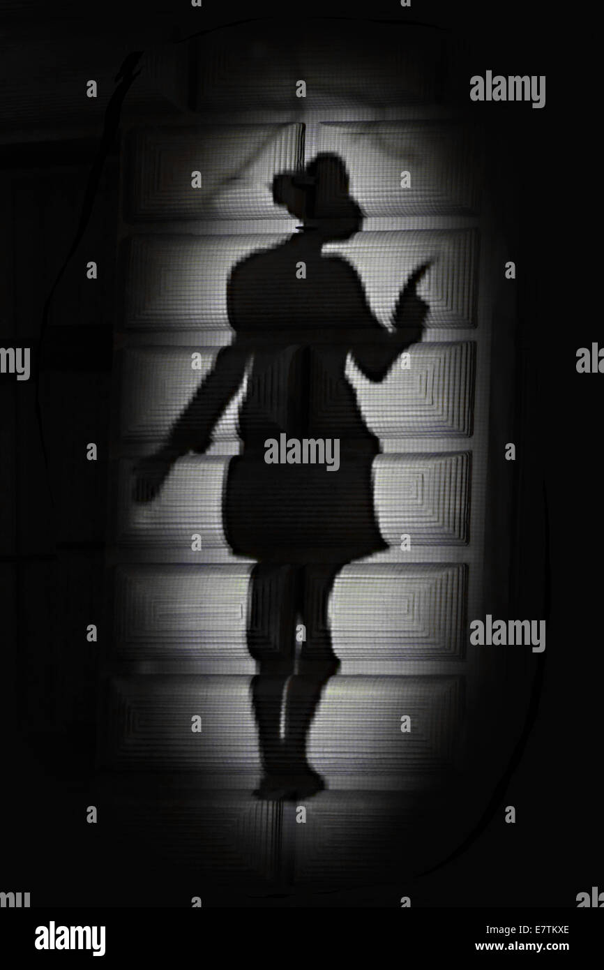 Weibliche schwarze Silhouette an der Wand Stockfoto