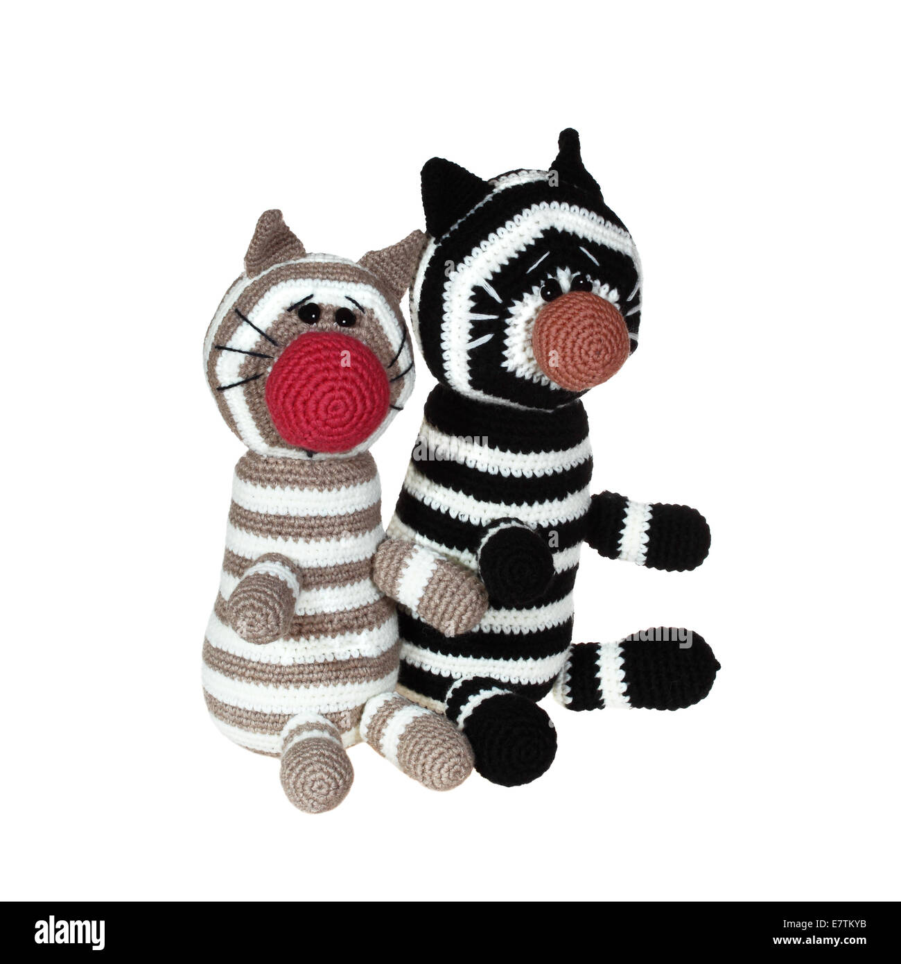 Gestrickte Spielzeug zwei Tabby Katze isoliert auf weißem Hintergrund Stockfoto