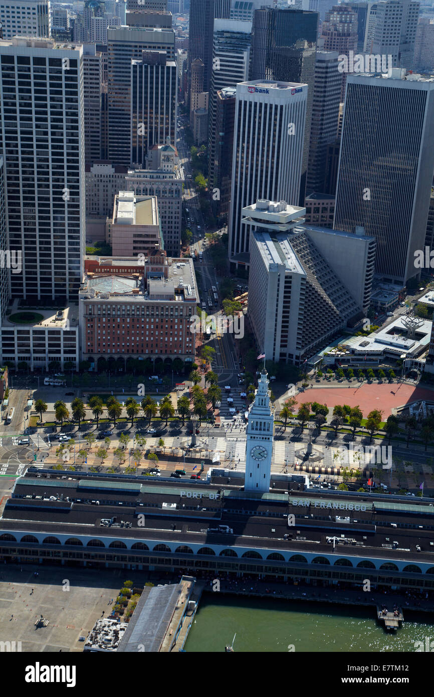 Uhrturm am historischen San Francisco Ferry Building und Market Street, Downtown San Francisco, Kalifornien, USA - Antenne Stockfoto