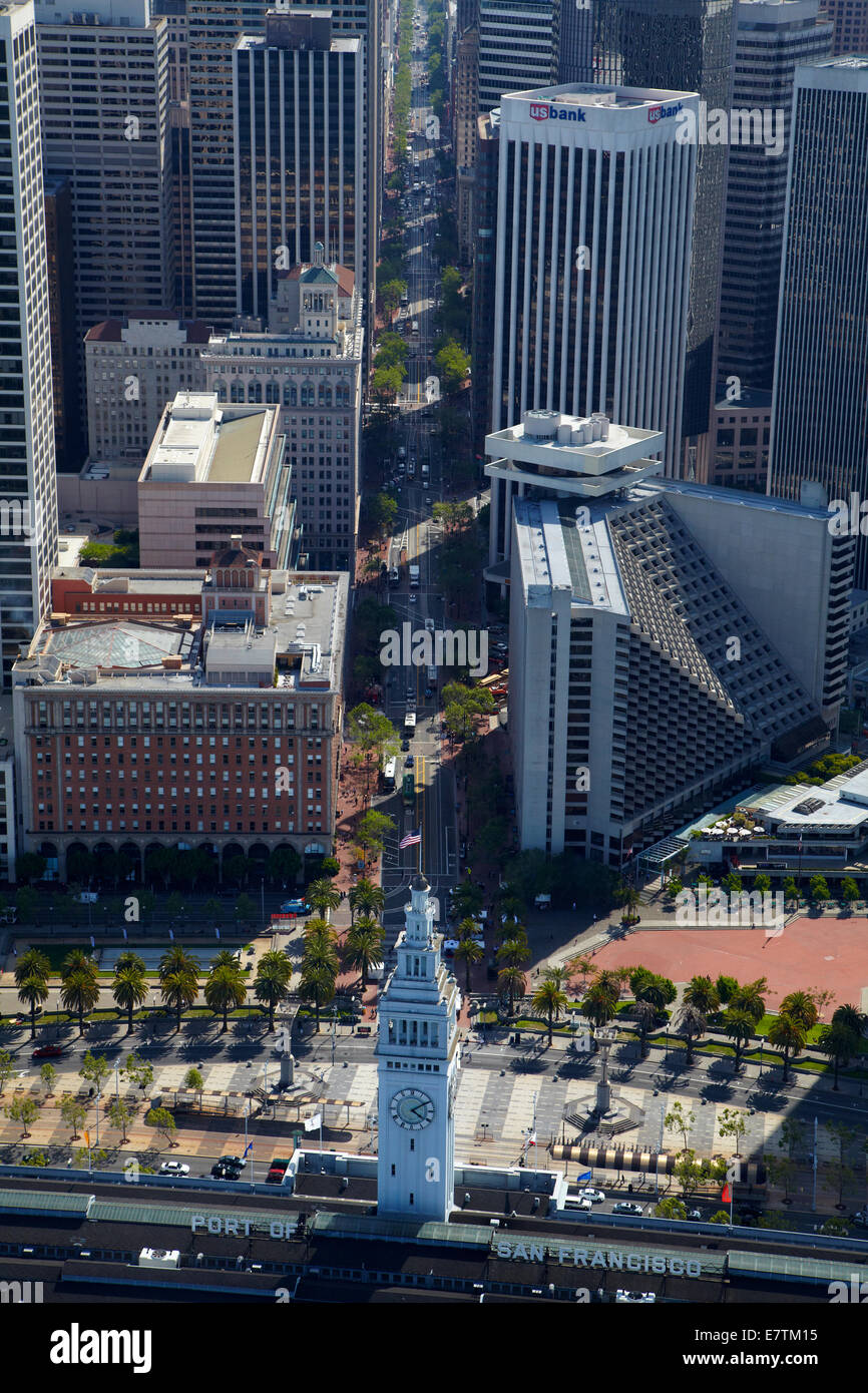 Uhrturm am historischen San Francisco Ferry Building und Market Street, Downtown San Francisco, Kalifornien, USA - Antenne Stockfoto