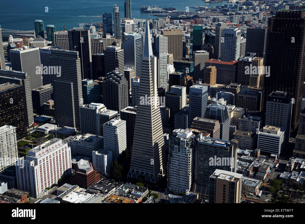 Transamerica Pyramid Wolkenkratzer und die Innenstadt von San Francisco, Kalifornien, USA - Antenne Stockfoto