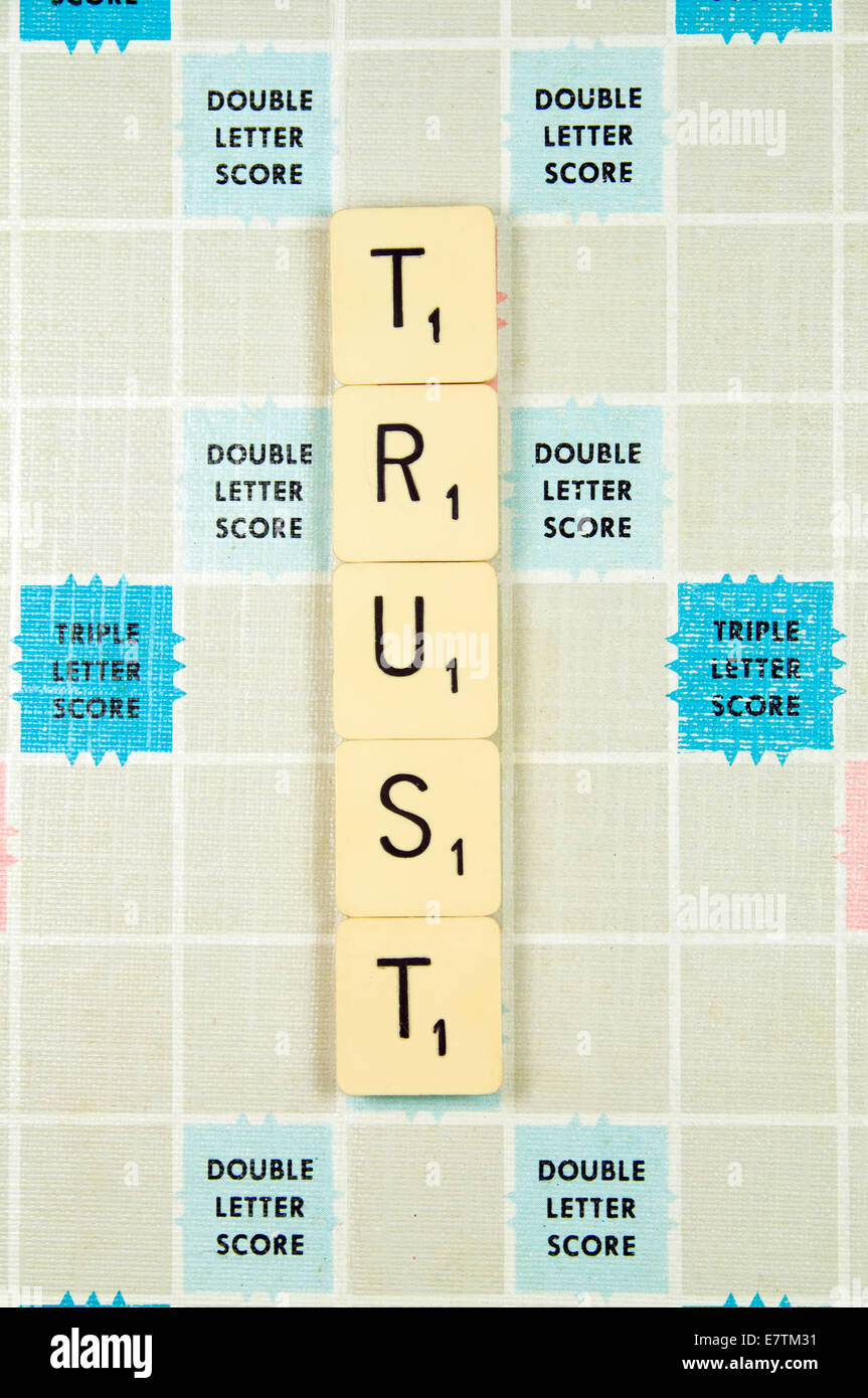 Vertrauen auf Scrabble-Brett geschrieben Stockfoto