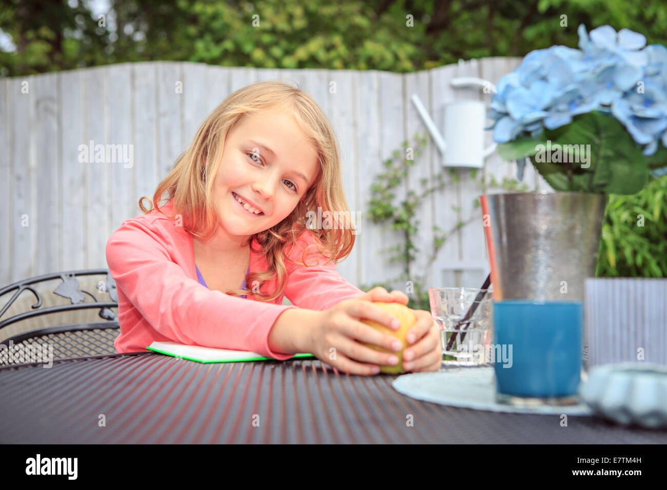 Porträt von einem Teenager-Mädchen im Hinterhof Stockfoto