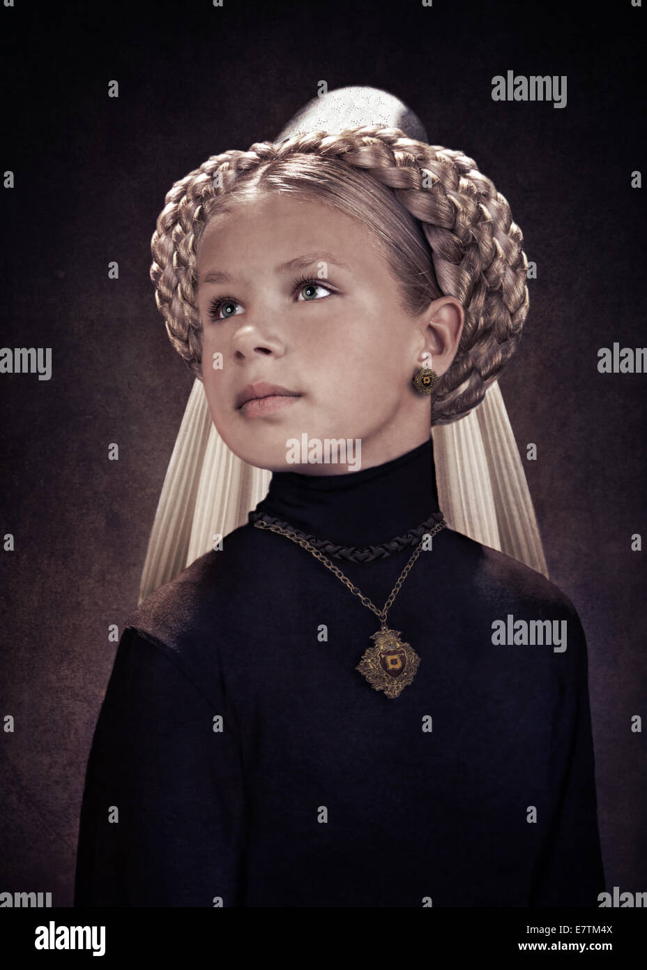 Studio-Porträt eines jungen Mädchens stilisiert als das dunkle Alter Gemälde Stockfoto