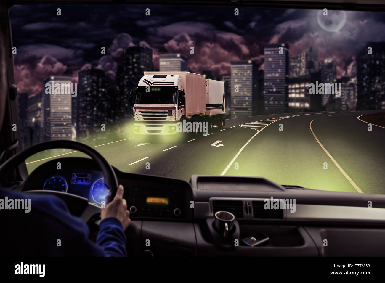 Sicht des Fahrers aus dem Cockpit eines LKW auf der Straße Stockfoto