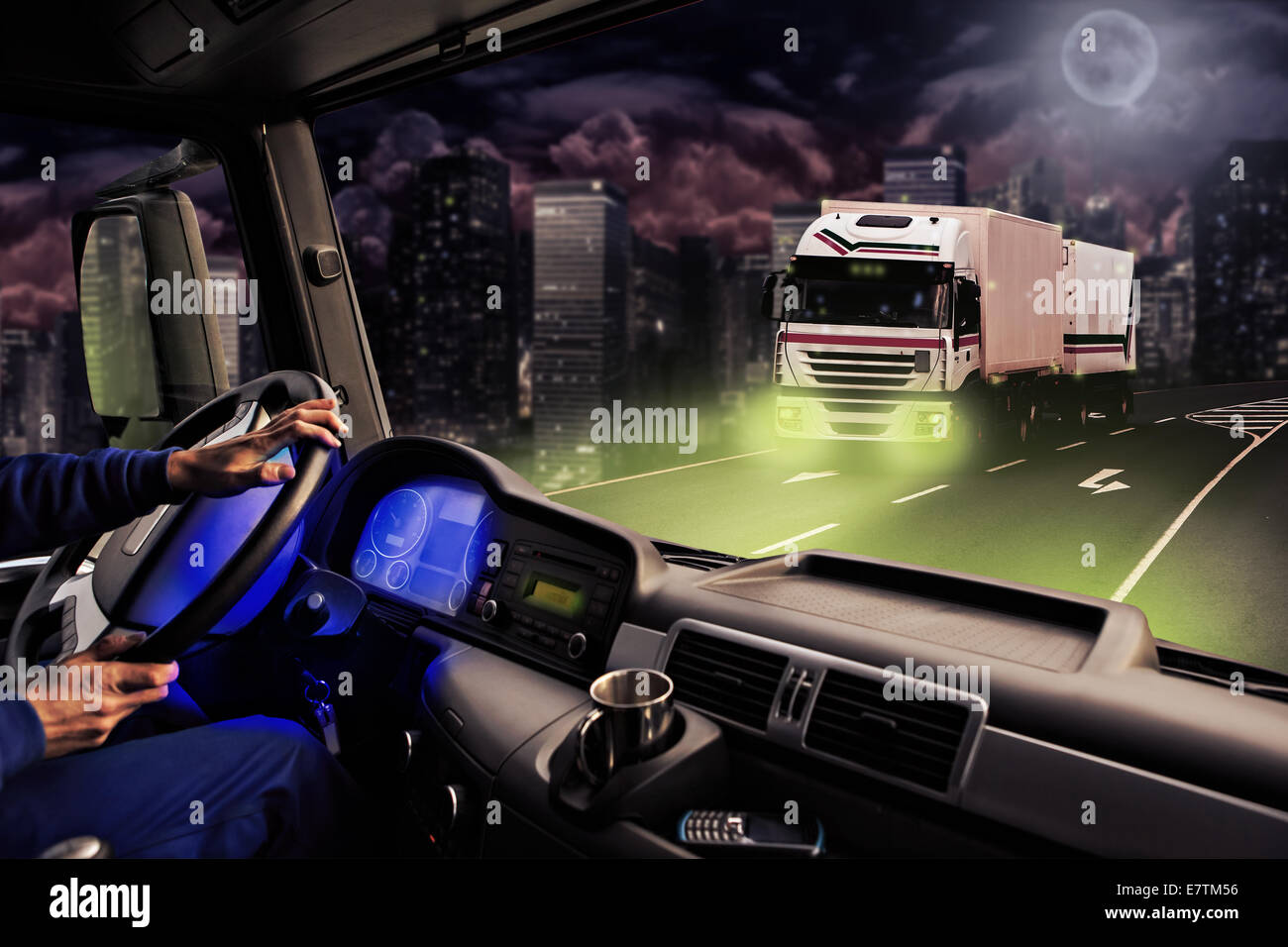 Sicht des Fahrers aus dem Cockpit eines LKW auf der Straße bei Nacht Stockfoto