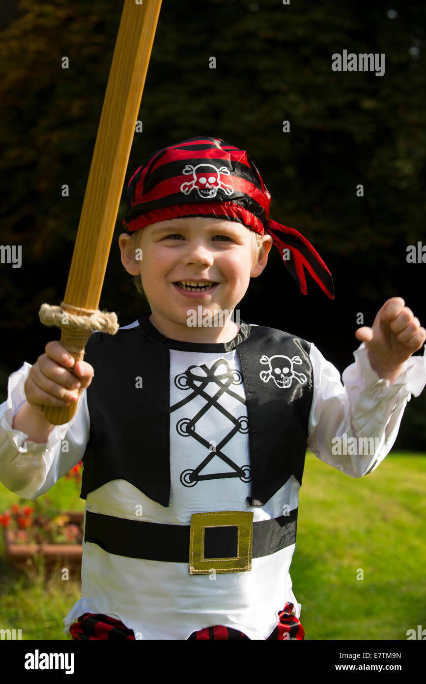 Ein 3 Jahre alter Junge als Pirat verkleidet. Stockfoto