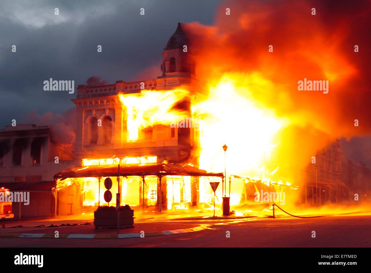 Historisches Gebäude in Flammen verschlungen. Fotografiert in Grahamstown, Eastern Cape, Südafrika. Stockfoto