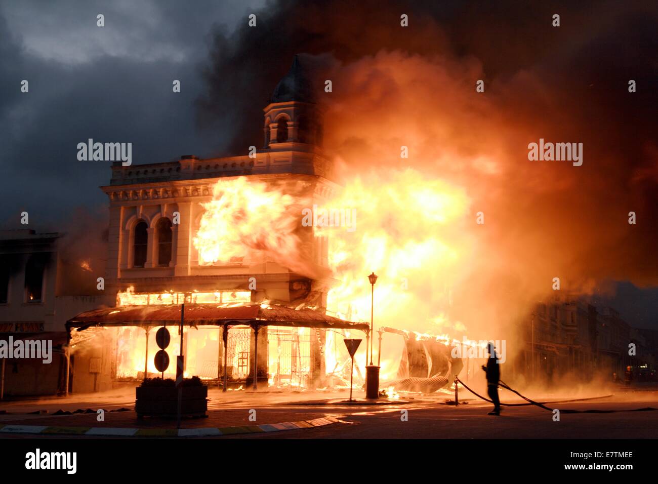 Historisches Gebäude in Flammen verschlungen. Fotografiert in Grahamstown, Eastern Cape, Südafrika. Stockfoto