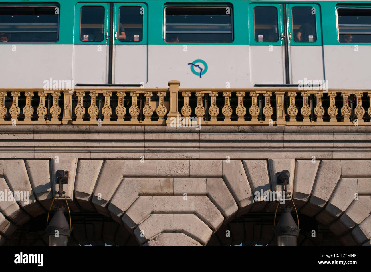 Abstrakte Sicht auf Paris u-Bahn Zug vorbei über die Brücke in Bercy Stockfoto