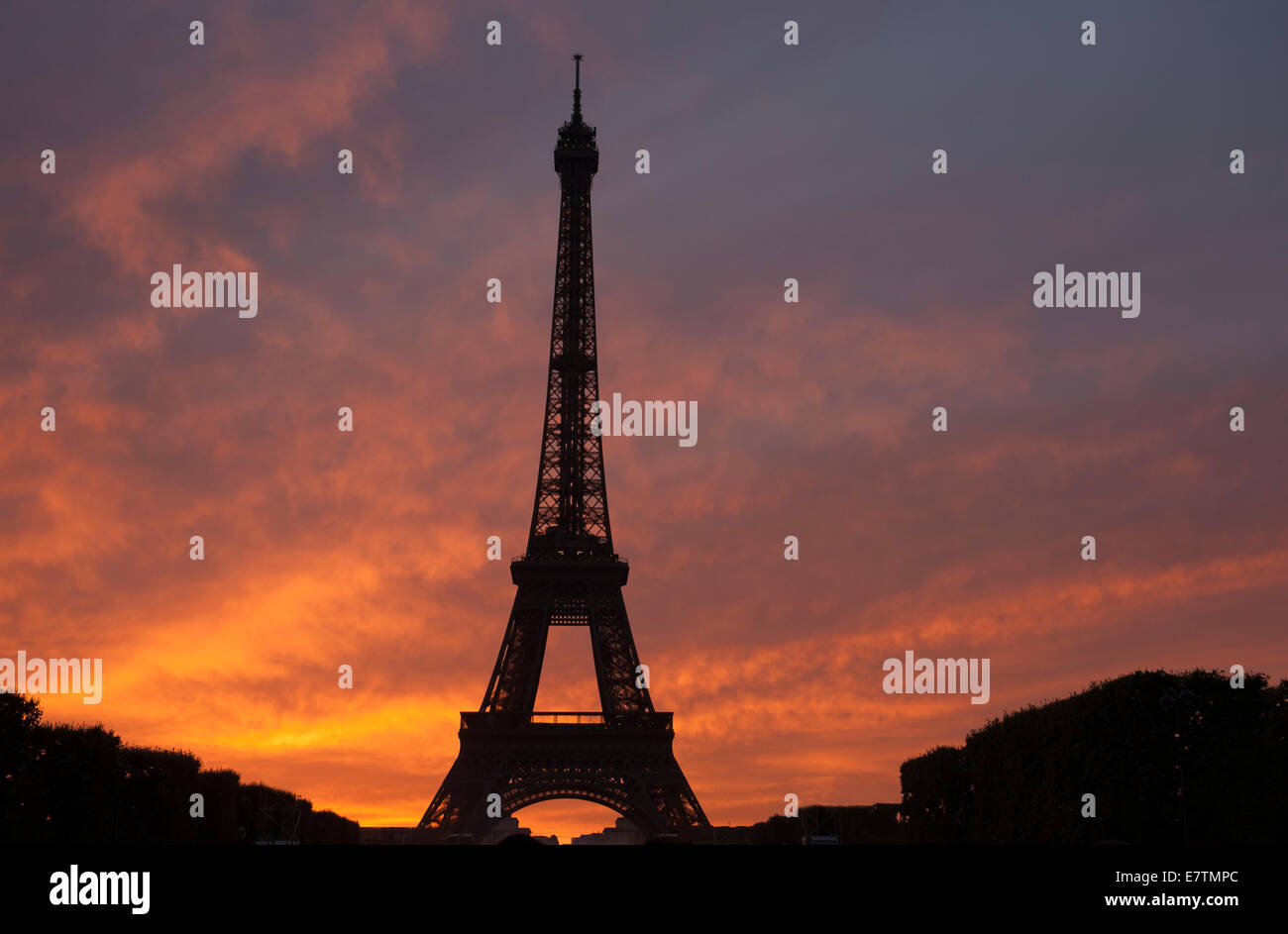 Eiffel-Turm gegen einen dramatischen Sonnenuntergang in Paris Stockfoto