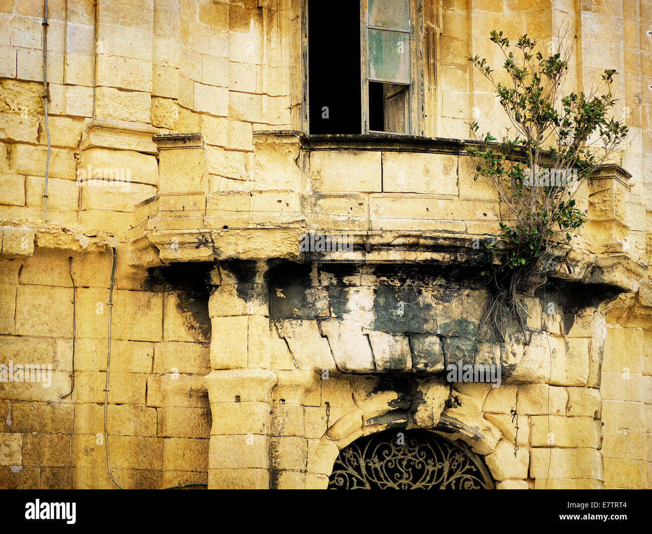 Verfallenes Haus in der Nähe von Valletta, Malta. Stockfoto