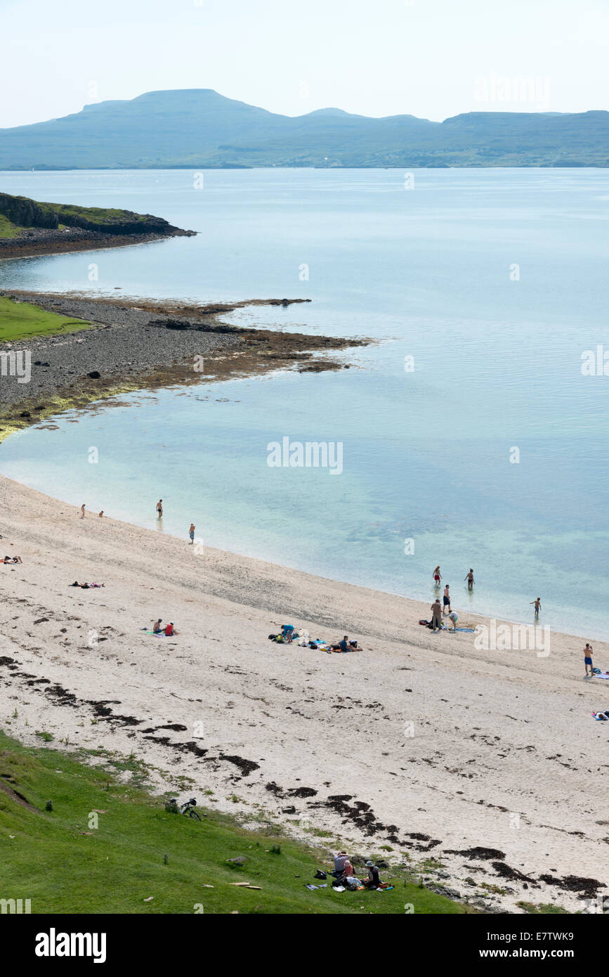 Menschen entspannen auf dem Claigan Korallen-Strand in der Nähe von Dunvegan Isle Of Skye Scotland UK Stockfoto