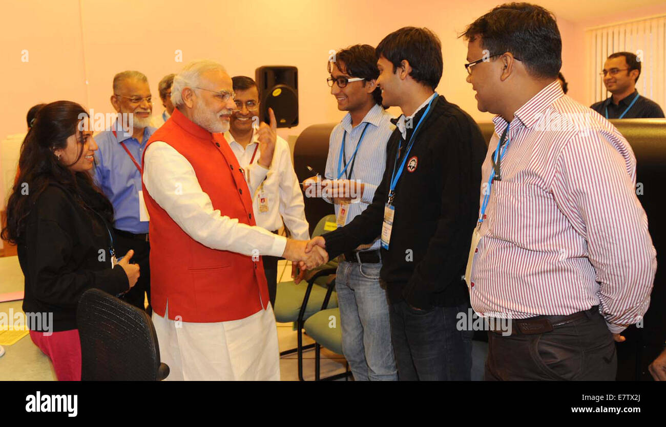 Bangalore, Indien. 24. Sep, 2014. Der indische Premierminister Narendra Modi (3. L) grüßt Wissenschaftler nach der Mars-Orbiter Raumsonde erfolgreich die Mars-Umlaufbahn in der Indian Space Research Organisation Telemetrie, Tracking und Befehl Netzwerk in Bangalore, Indien, 24. September 2014 eingegeben. Indien-Mittwoch scripted Geschichte durch das weltweit erste Land, Mars in seinem ersten Versuch zu erreichen. Bildnachweis: Indische Presse Information Bureau/Xinhua/Alamy Live-Nachrichten Stockfoto