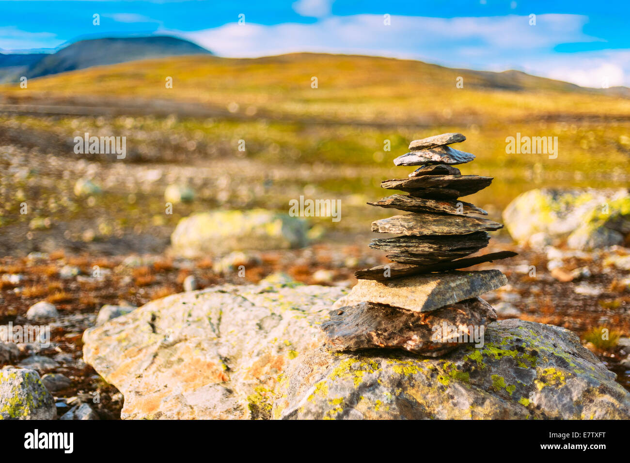 Stapel von Steinen Steinen im norwegischen Bergen, Norwegen-Natur. Getönten Sofortbild Stockfoto