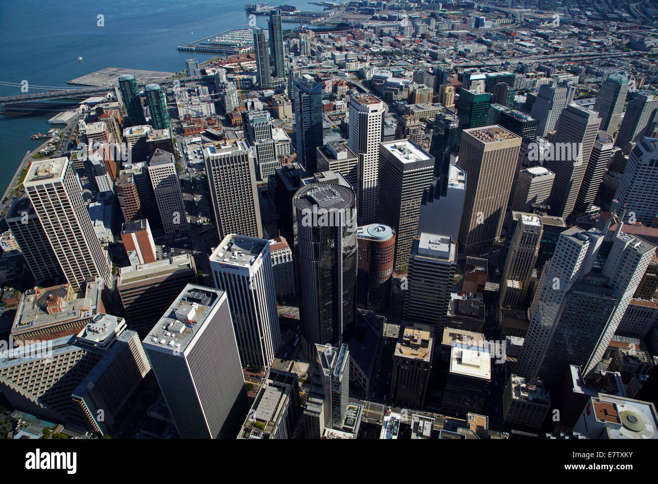 Blick hinunter auf Wolkenkratzer um Market Street und California Street, Downtown San Francisco, Kalifornien, USA - Antenne Stockfoto