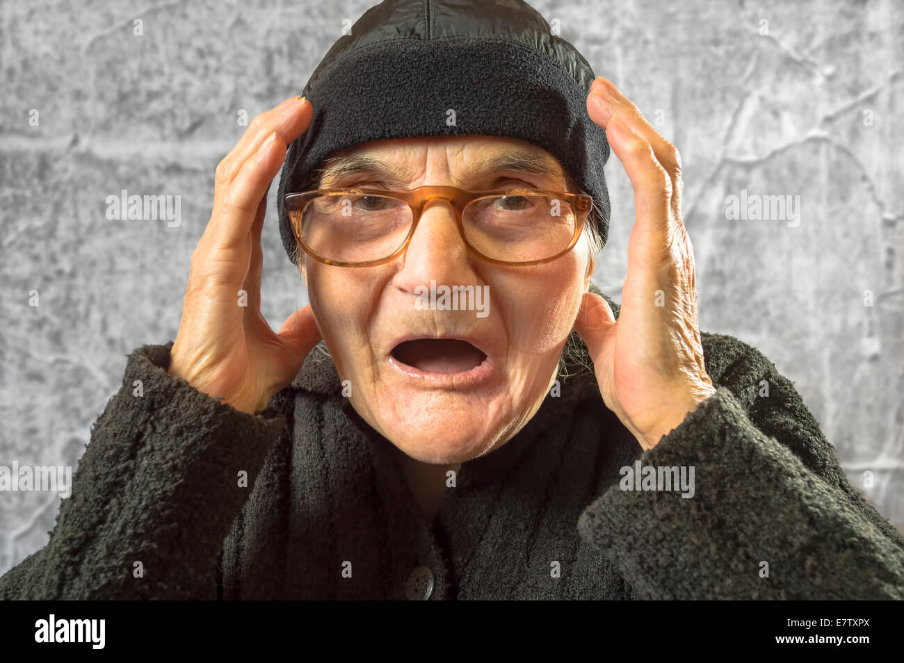 Porträt von Angst und Sorge Seniorin. Stockfoto
