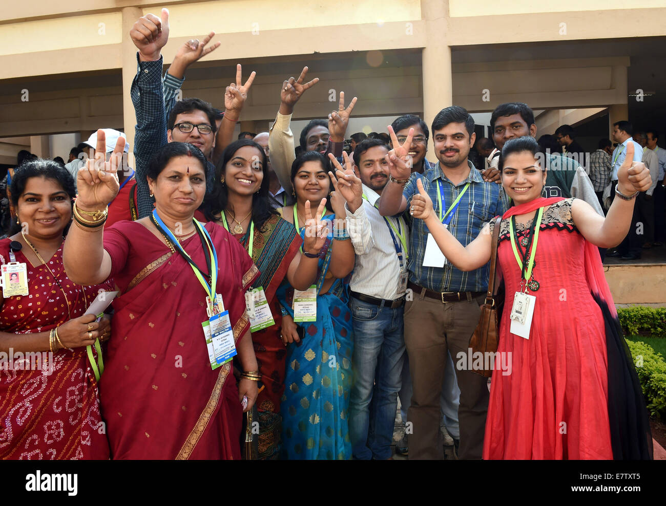 Bangalore, Indien. 24. Sep, 2014. Wissenschaftler und Beamte der Indian Space Research Organisation posieren für Fotos, wie sie den Erfolg der Mars-Orbiter-Mission (MoM) Telemetrie, Tracking und Befehl Netzwerk komplexe in Bangalore, Indien, 24. September 2014 feiern. Indien-Mittwoch scripted Geschichte durch das weltweit erste Land, Mars in seinem ersten Versuch zu erreichen. Bildnachweis: Stringer/Xinhua/Alamy Live-Nachrichten Stockfoto