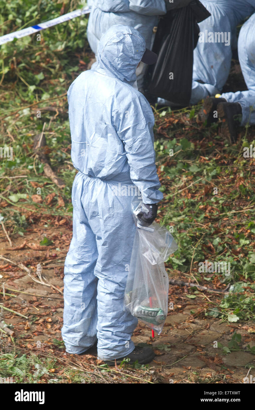 Hanwell London, UK. 24. September 2014. Forensische Untersuchungen Offiziere Suche im Bereich für Beweise wie Verhalten der Polizei die größte Menschenjagd seit dem 7. Juli Bombardierung für jugendliche Mädchen Alice Brutto, der ging am 28. September in Hanwell London fehlt. Eine lettische vermuten Arnis Zalkalns ist im Zusammenhang mit der Ihr dissapearance Kredit gesucht: Amer ghazzal/Alamy leben Nachrichten Stockfoto