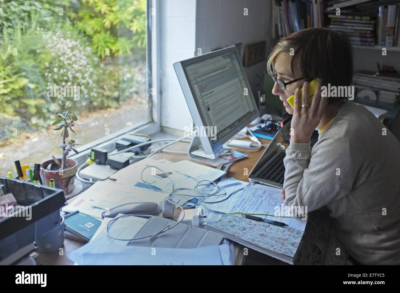 Eine Frau, die von zu Hause aus arbeiten Stockfoto