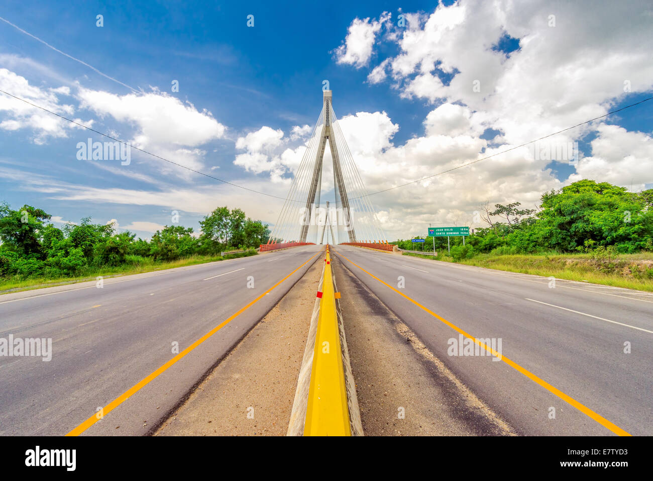 Mauricio Báez Brücke, eine Kabel-gebliebene Brücke in der Nähe von San Pedro de Macoris, Dominikanische Republik, ist eines der modernsten und schö Stockfoto