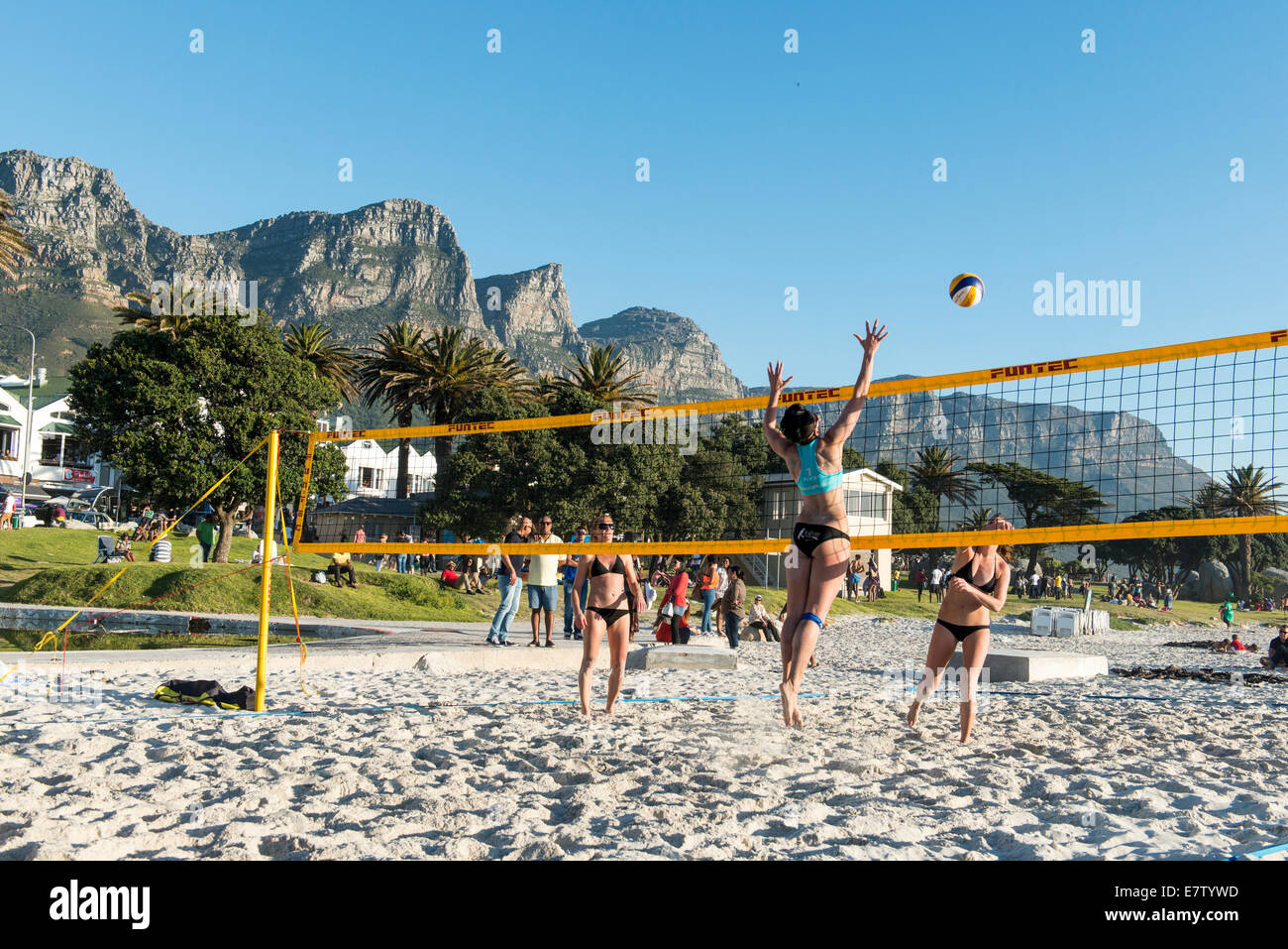 Beach-Volleyball-Spieler auf den Strand von Camps Bay, Kapstadt, Südafrika Stockfoto