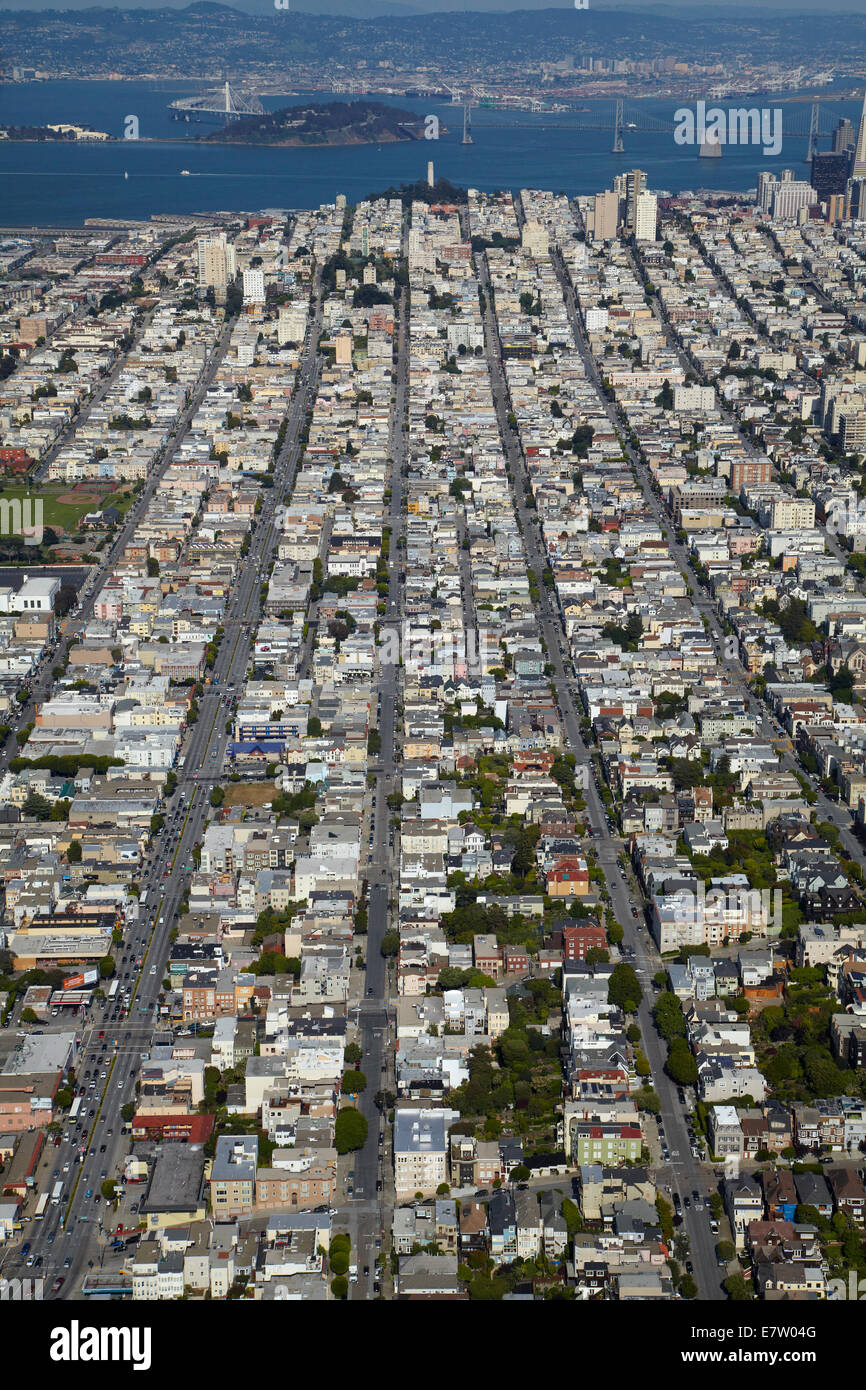 Lombard Street (größere Straße auf der linken Seite), Cow Hollow Nachbarschaft, San Francisco, Kalifornien, USA - Antenne Stockfoto