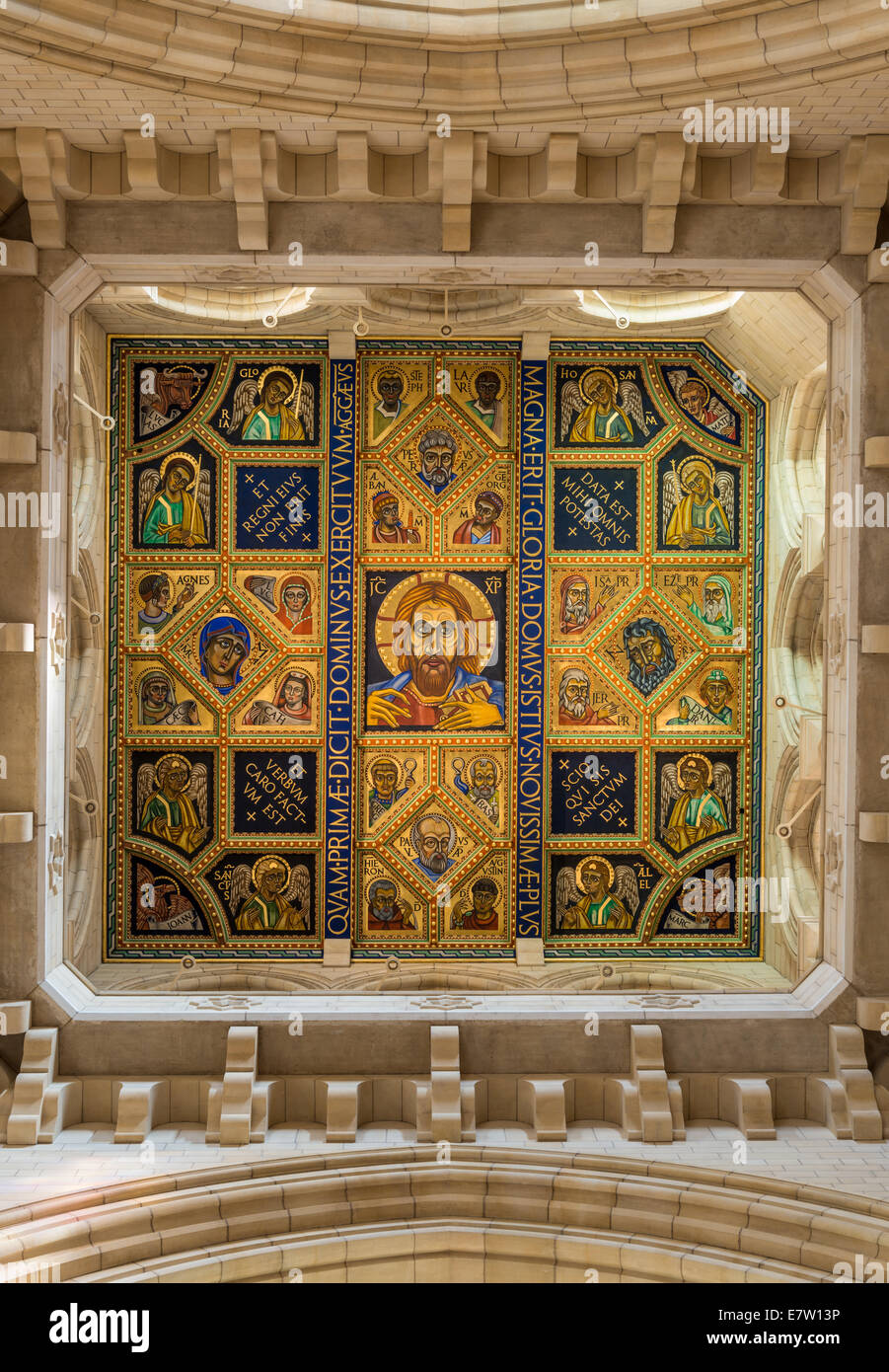 Das Innere der Buckfast Abbey zeigt die Laterne Decke Darstellung Christus, umgeben von Engeln, Heiligen und Propheten. Stockfoto