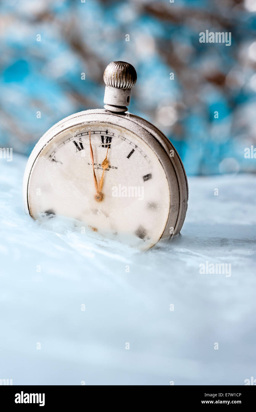 Alte Taschenuhr in Eis eingefroren. Stockfoto