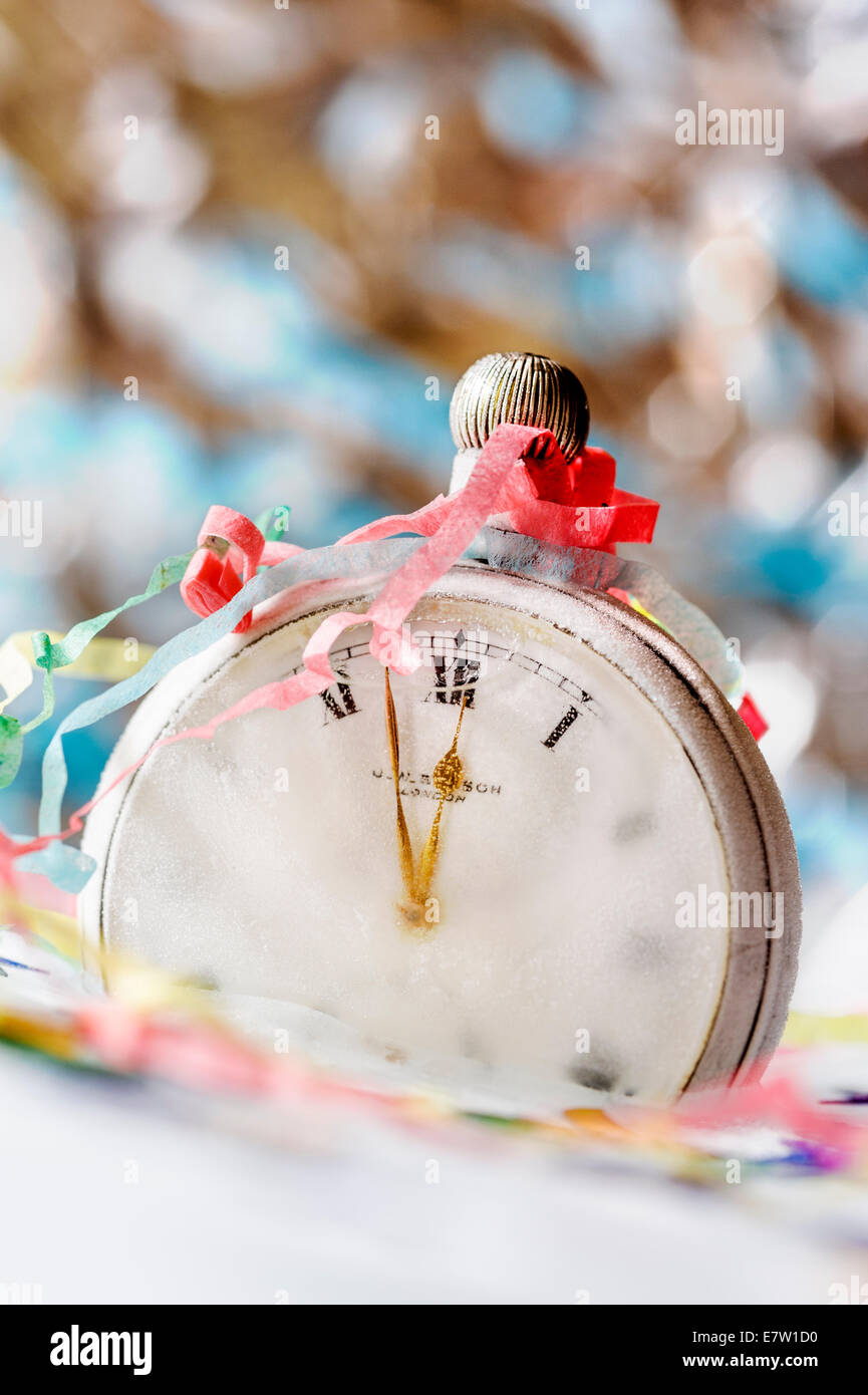 Uhr in Eis gefroren. Silvesterfeiern. Stockfoto