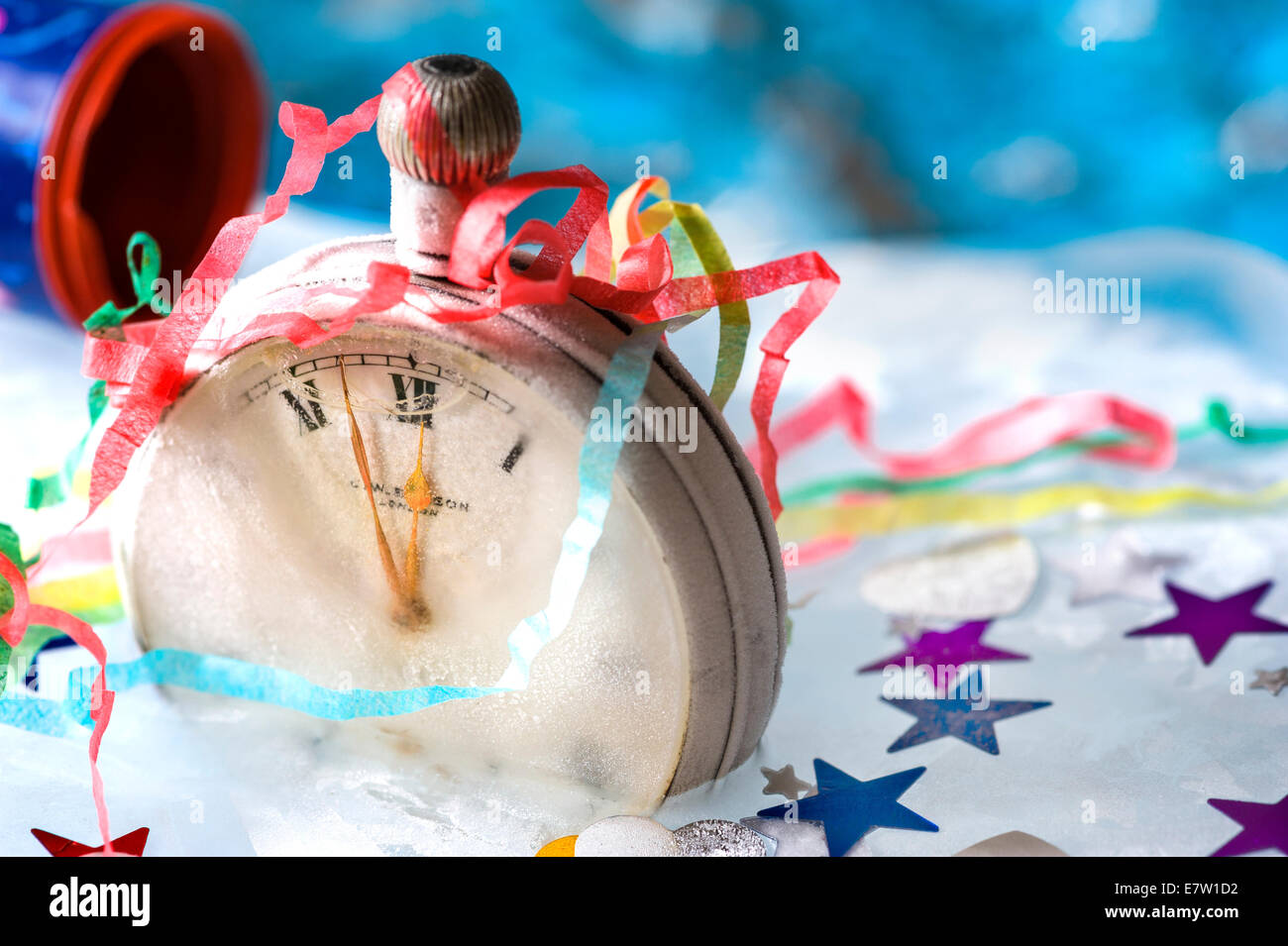 Uhr in Eis gefroren. Silvesterfeiern. Stockfoto