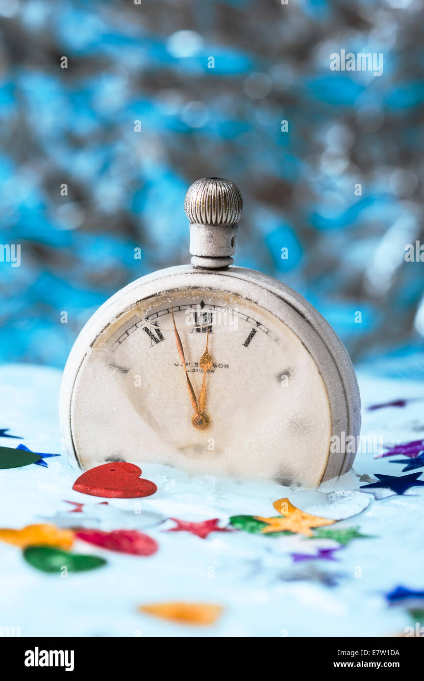 Uhr in Eis gefroren. Silvesterfeiern. Stockfoto