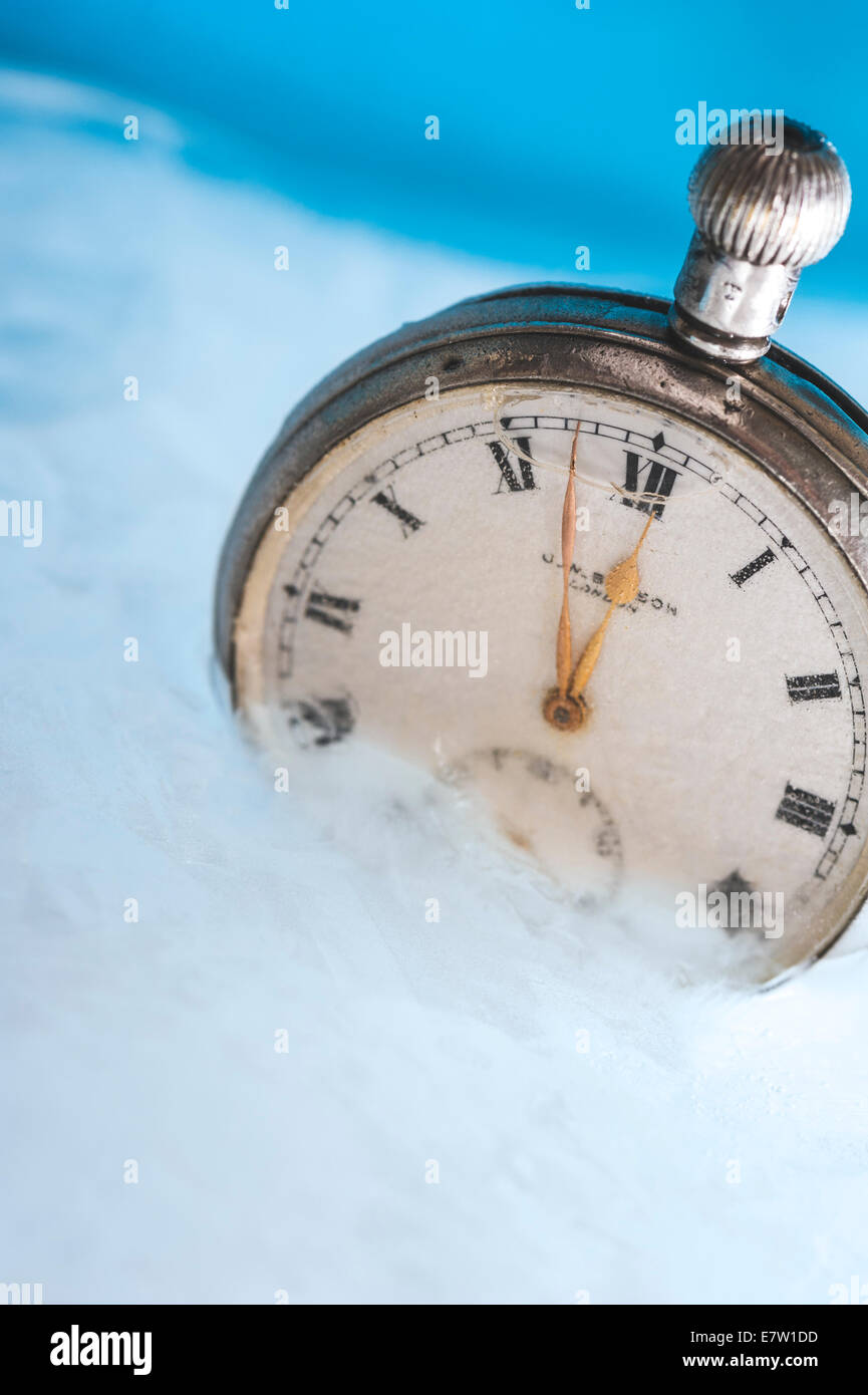 Alte Taschenuhr in Eis eingefroren. Stockfoto