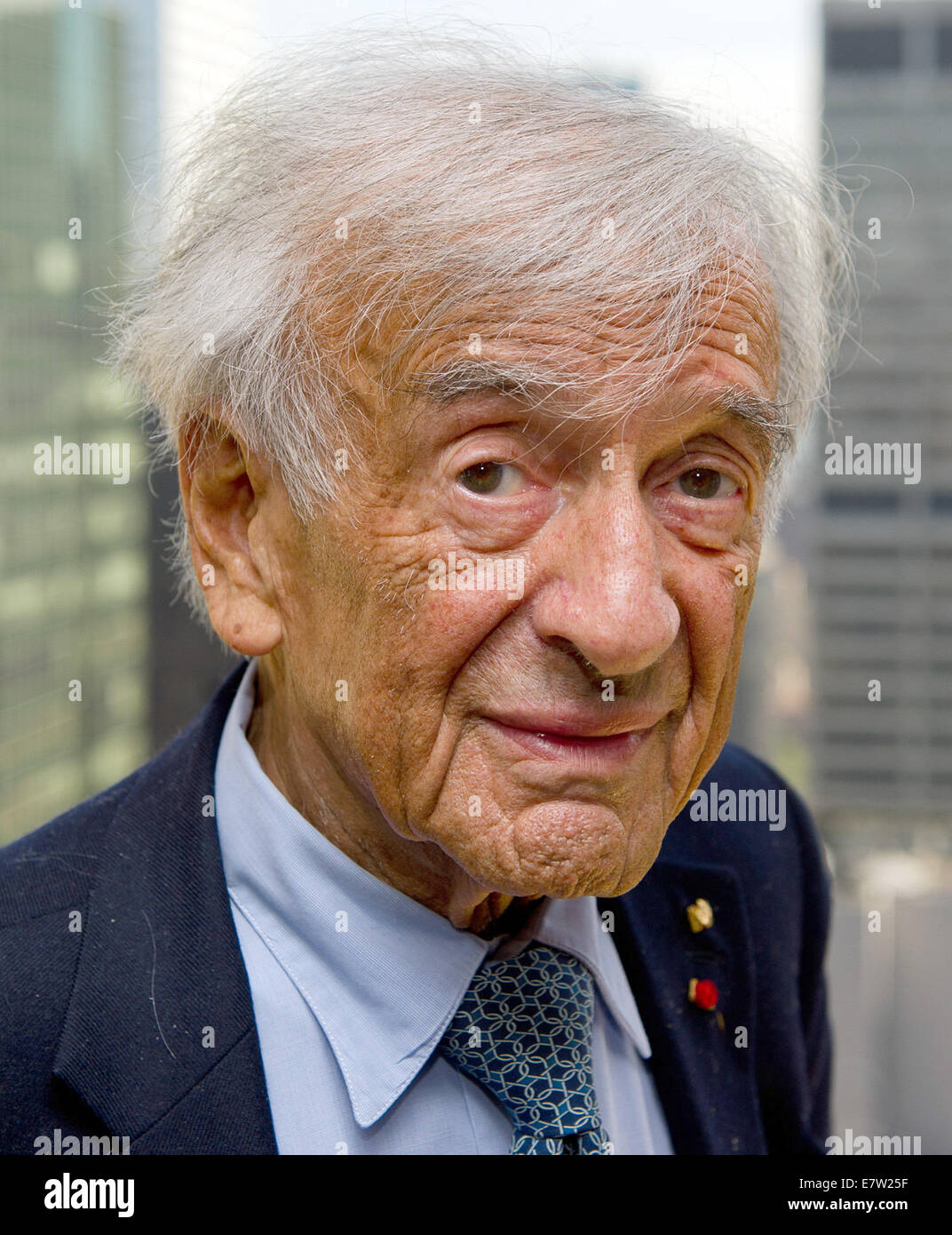 New York, New York, USA. 23. Sep, 2014. Elie Wiesel, der jüdisch-amerikanischen Friedensnobelpreisträger und politischer Aktivist, ist im Rahmen einer Feierstunde abgebildet, in dem er mit dem deutschen Bundesverdienstkreuz, in New York, New York, USA, 23. September 2014 vorgelegt wird. Foto: DANIEL BOCKWOLDT/Dpa/Alamy Live News Stockfoto