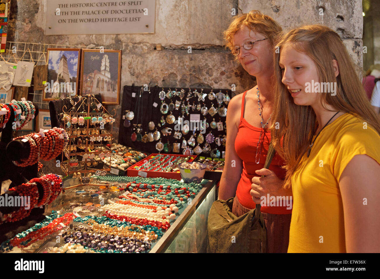 Mutter und Tochter einkaufen, unterirdischen Komplex, Diokletian Palast, Split, Dalmatien, Kroatien Stockfoto