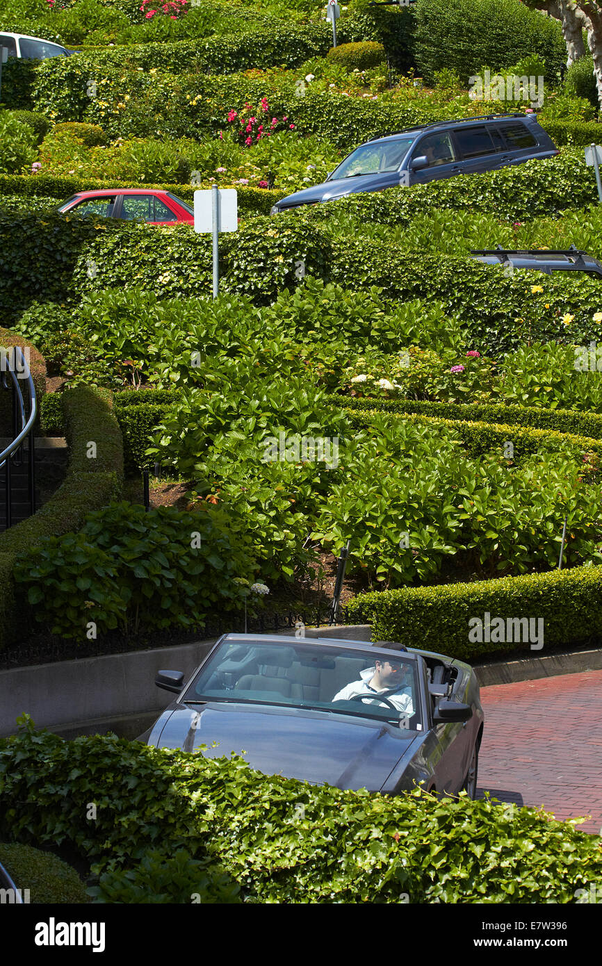Ford Mustang Cabrio an der Lombard Street, Russian Hill Viertel, San Francisco, USA Stockfoto